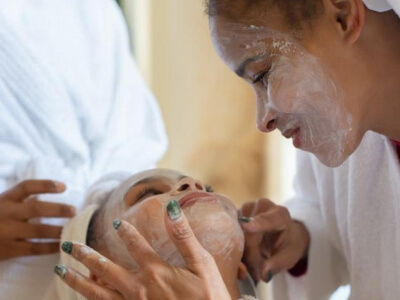 Comment aider son ado à prendre soin de sa peau ?