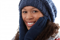 Pourquoi il faut protéger la peau noire du soleil en hiver