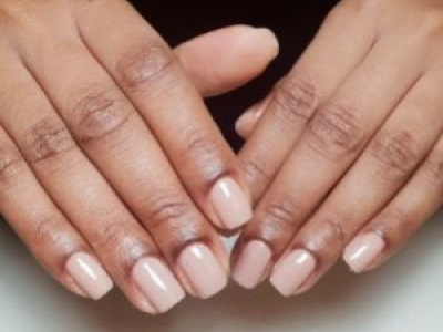 Comment sublimer vos mains avec un vernis nude ?